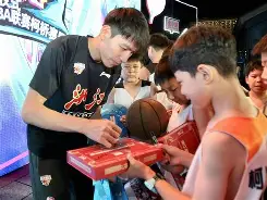 赛前浙江稠州备战社区盾，更衣室发声细节曝光，赛场秩序良好，临场指挥获称赞(浙江稠州商业银行篮球队)