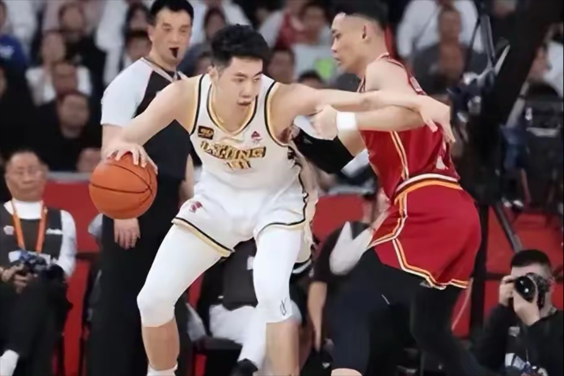 包含广厦男篮发布备战花絮，赛前战术微调，CBA常规赛任务艰巨，赛程密集仍需轮换的词条