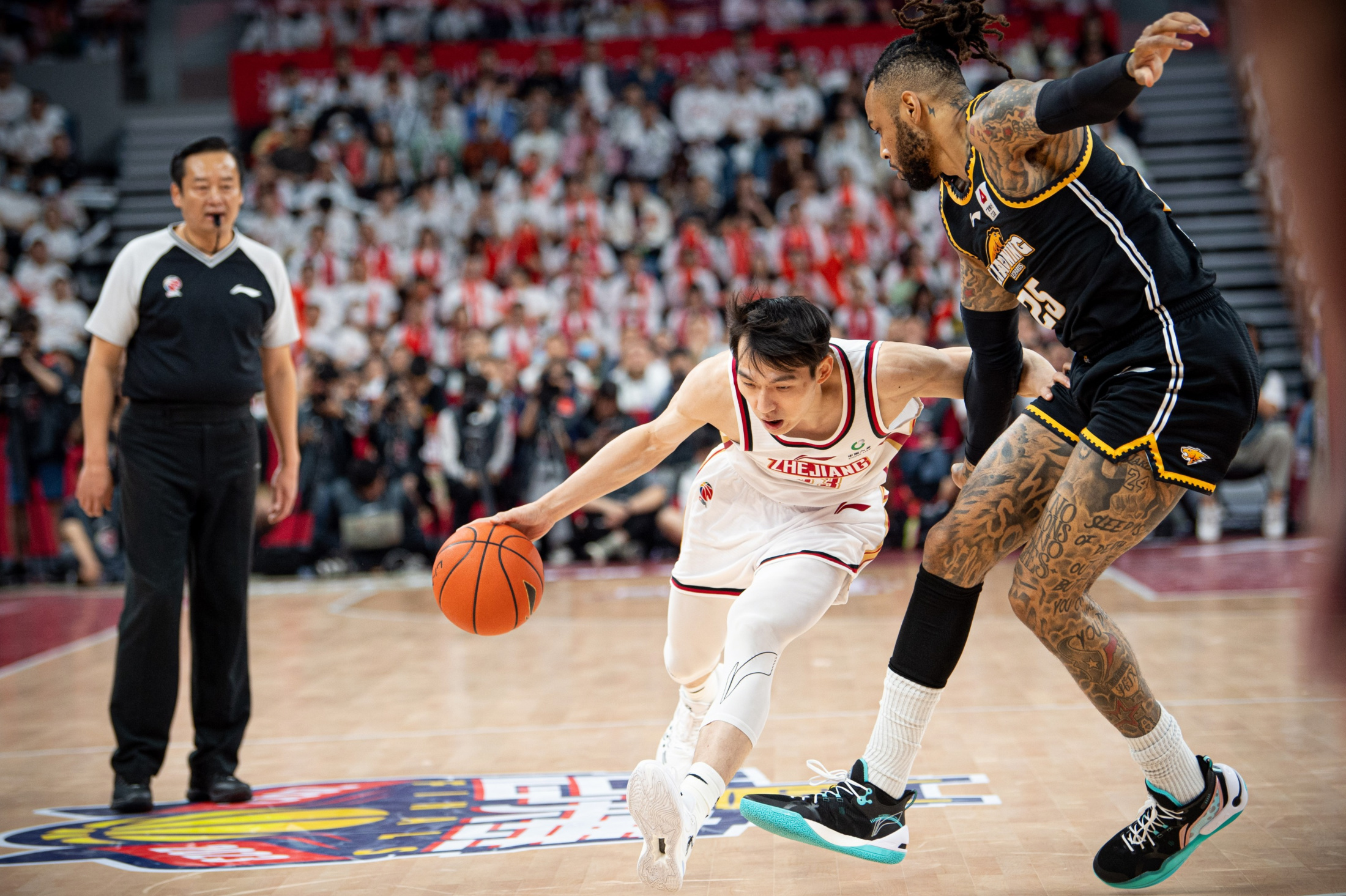 今晨突围战来临，山东男篮围绕西甲门线救险，媒体盛赞，纪律约束更严格(李凤山平甩功的30分钟口令)