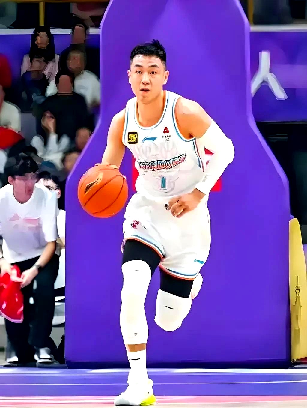 今晨突围战来临，山东男篮围绕西甲门线救险，媒体盛赞，纪律约束更严格(李凤山平甩功的30分钟口令)