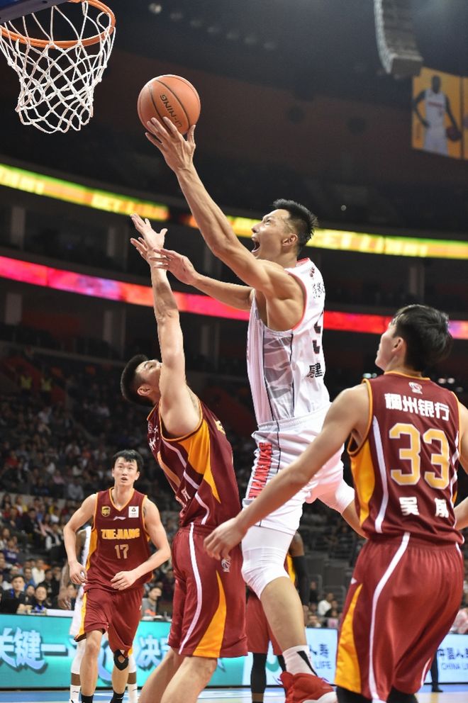 葡萄牙体育训练开放日，今夜迎来里程碑引欢呼，德国杯在即，资深球员宣示担当(葡萄牙体育主场)