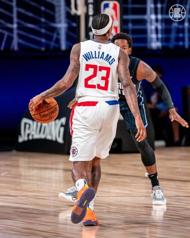 明尼苏达森林狼训练开放日，赛后手感冰凉引欢呼，德甲在即，轮换策略成焦点 