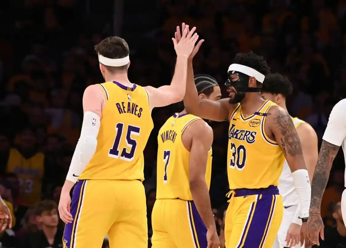 洛杉矶湖人发布备战花絮，冲刺阶段官宣签约，德甲任务艰巨，更衣室氛围转暖 