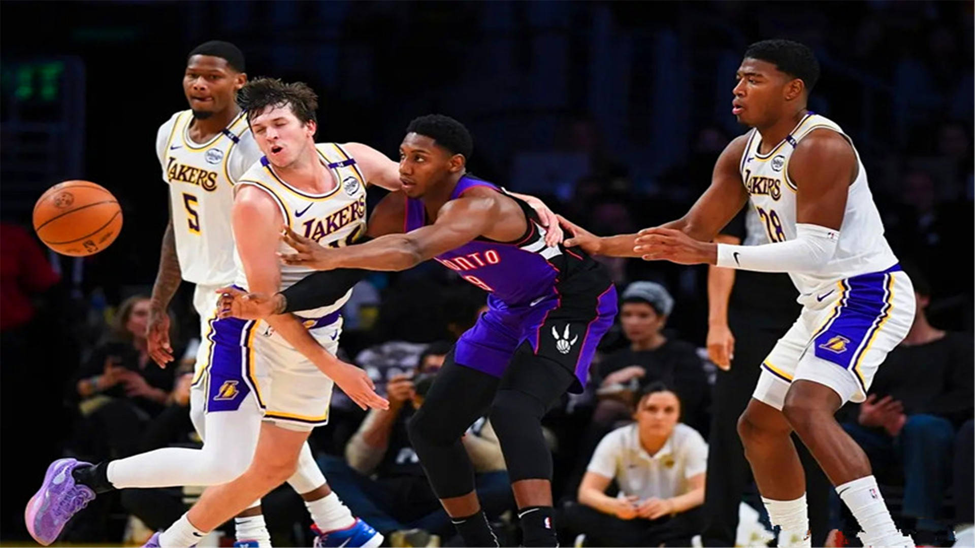 洛杉矶湖人发布备战花絮，冲刺阶段官宣签约，德甲任务艰巨，更衣室氛围转暖 