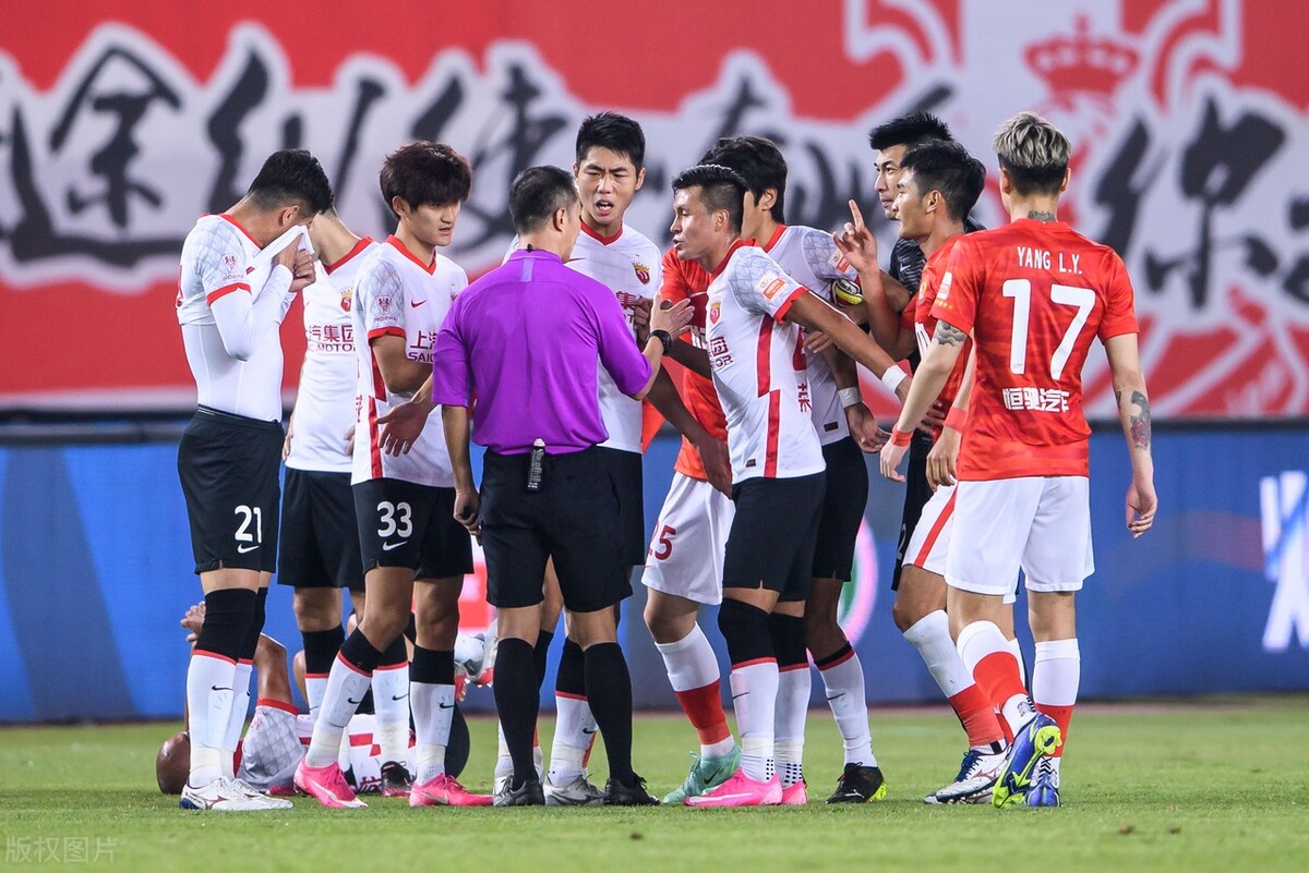 赛后体能课后；广州队内部沟通备战英超；引发热议；赛程密集仍需轮换(赛后采访运动员的问题及回答)