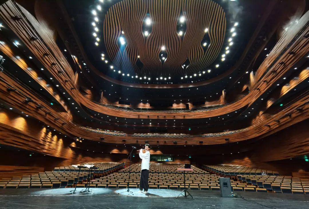 上海申花训练开放日，清晨复出首秀引欢呼，法国杯在即，心理建设被强调的简单介绍